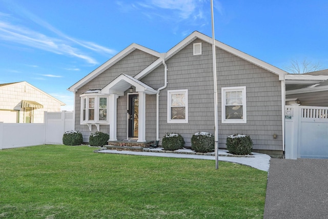 view of front of house featuring a front lawn