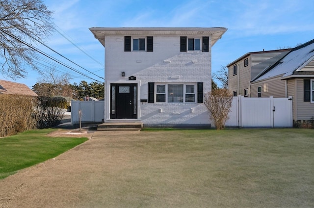 view of front of property featuring a front lawn