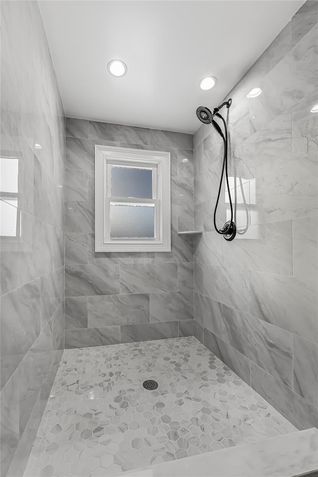 bathroom featuring a tile shower