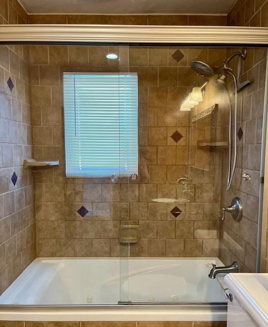 bathroom with combined bath / shower with glass door