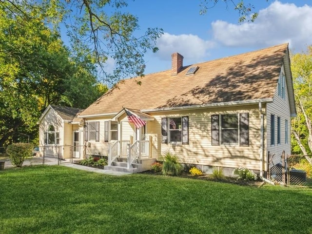 view of front of house with a front lawn