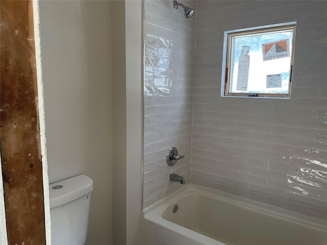 bathroom with tiled shower / bath and toilet