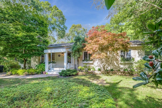 view of front of home featuring a front yard