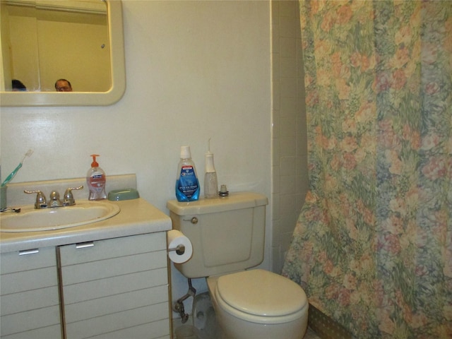 bathroom featuring vanity, a shower with curtain, and toilet