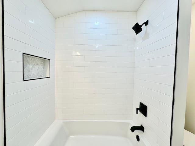 bathroom with tiled shower / bath combo