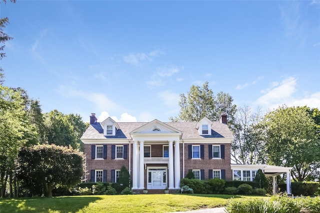 view of front facade featuring a front yard