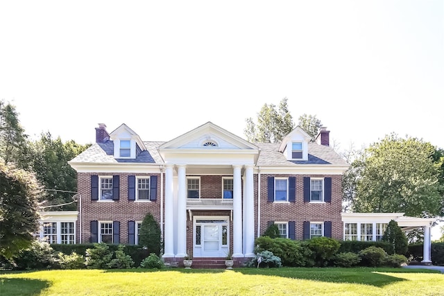 view of front of house with a front lawn