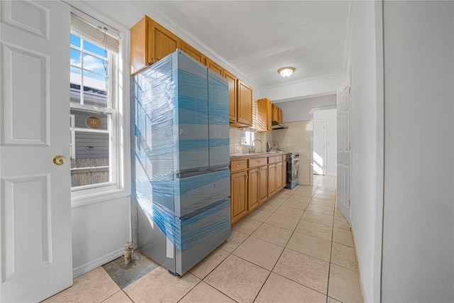 kitchen featuring sink, tasteful backsplash, stainless steel electric range, light tile patterned floors, and ornamental molding