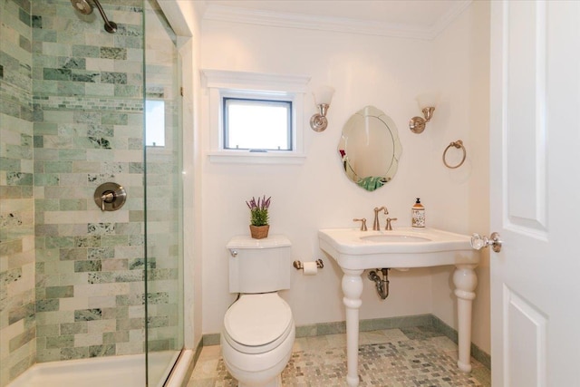 bathroom with crown molding, tiled shower, and toilet