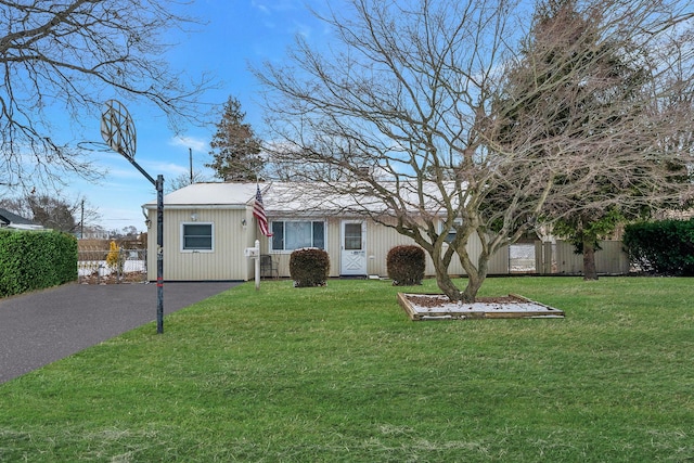 view of front facade featuring a front lawn