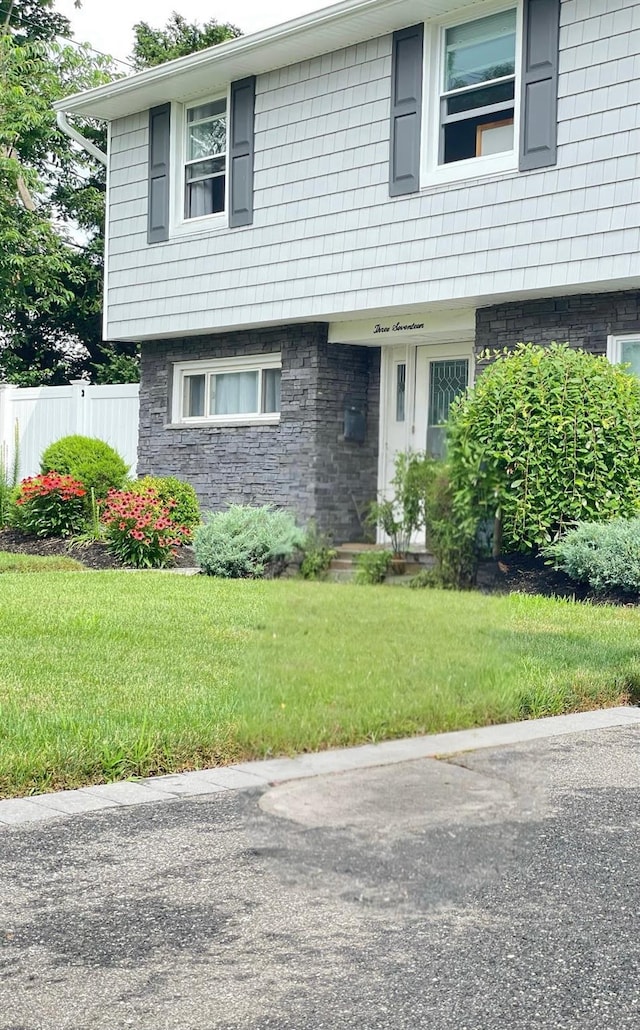 view of front of home featuring a front lawn