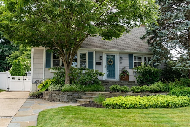 view of front facade featuring a front yard