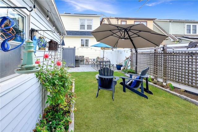 view of yard featuring a patio area