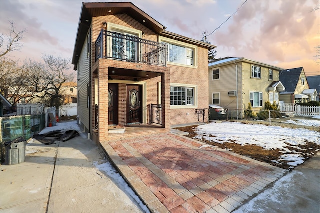 view of front of property featuring a balcony