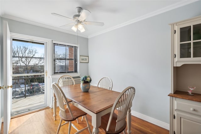 dining room featuring ornamental molding, light hardwood / wood-style floors, and ceiling fan