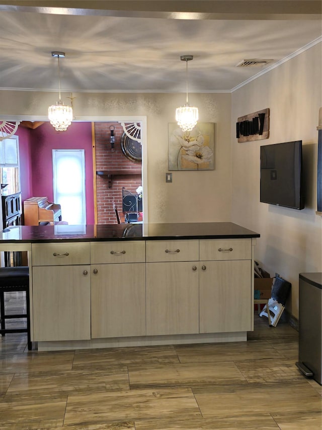 kitchen featuring crown molding, oven, an inviting chandelier, and decorative light fixtures