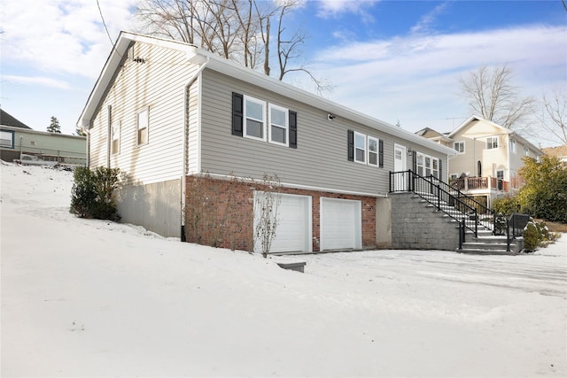 view of front facade featuring a garage