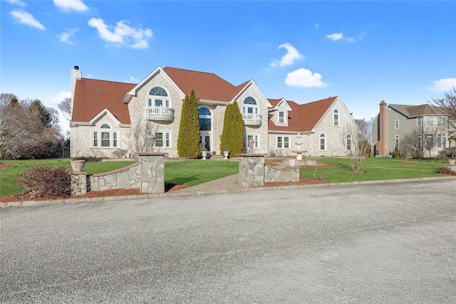 view of front facade featuring a front yard