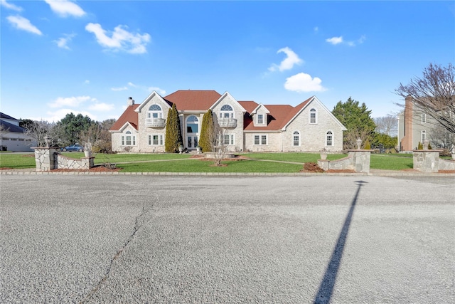 view of front facade featuring a front yard