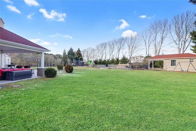 view of yard featuring an outbuilding