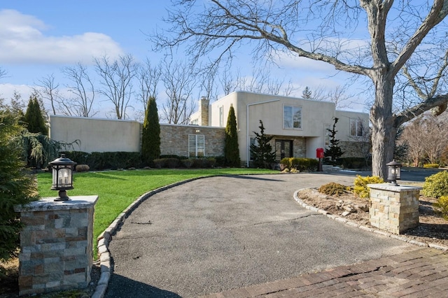 view of front facade with a front yard