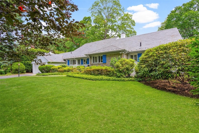 18 Kent Rd, Scarsdale, NY 10583 - single story home featuring a chimney, a front lawn, and driveway