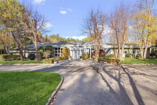 ranch-style home featuring a front lawn