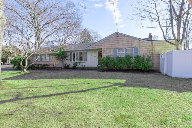 ranch-style house featuring a front yard