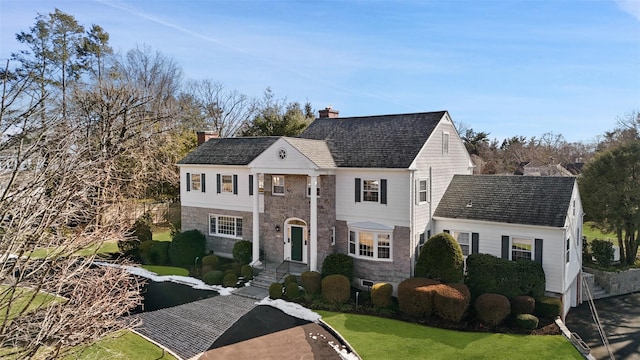 view of front of house featuring a front lawn