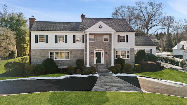 view of front of house featuring a front lawn