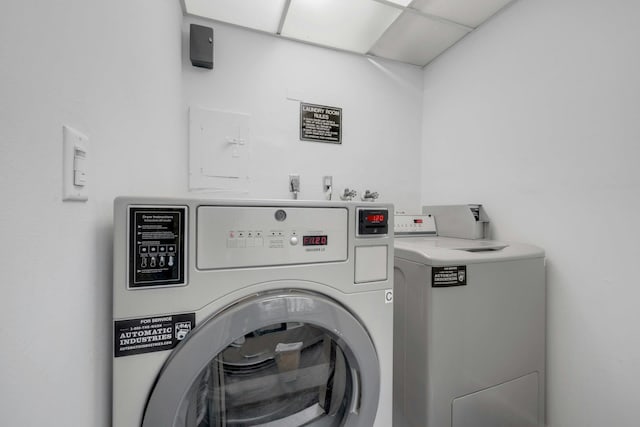 laundry room featuring washer and clothes dryer