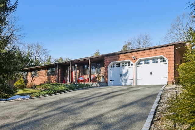 view of front facade featuring a garage