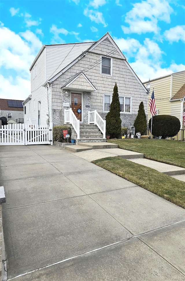 view of front of house featuring a front yard