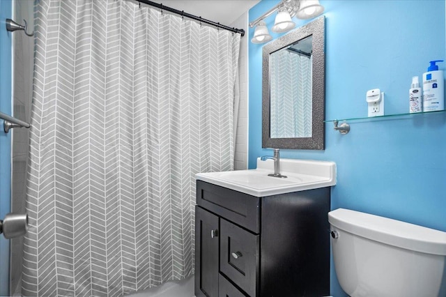 full bath featuring toilet, curtained shower, and vanity