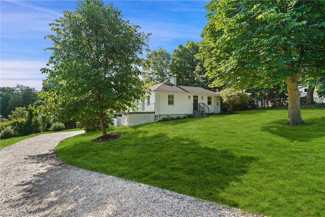 view of yard featuring gravel driveway