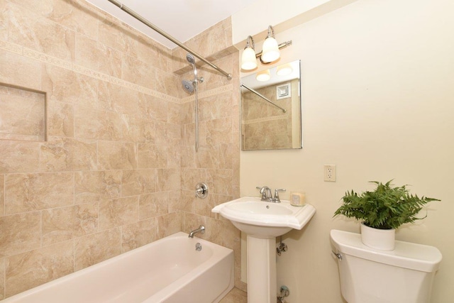 bathroom with tiled shower / bath and toilet