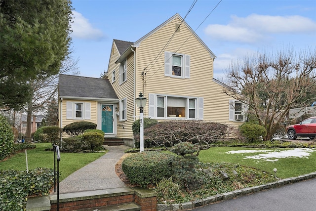 view of front of home featuring a front lawn