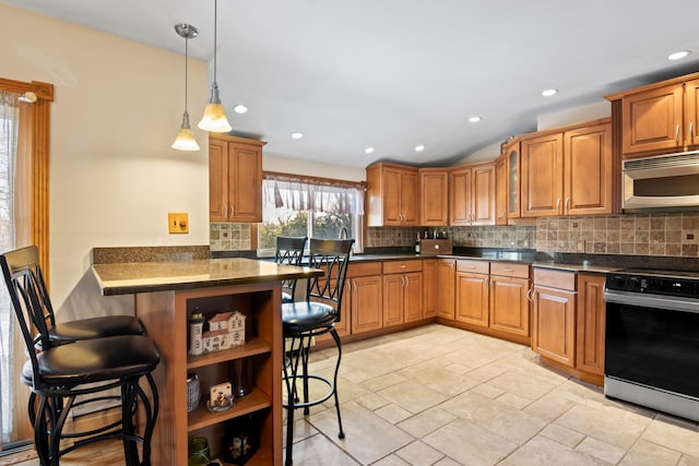 kitchen with a kitchen bar, tasteful backsplash, range, kitchen peninsula, and pendant lighting