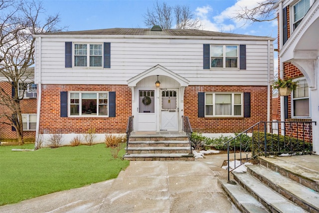 view of front of property featuring a front yard