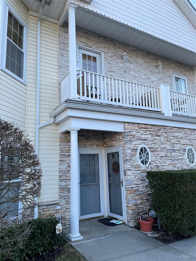 entrance to property featuring a balcony