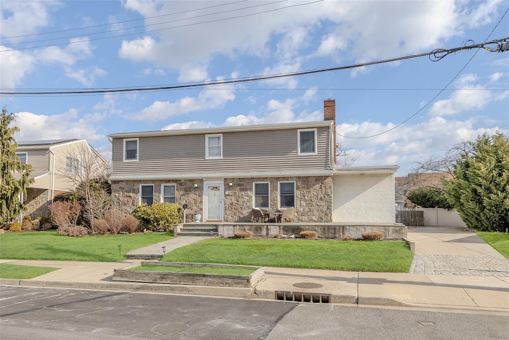 view of front of property featuring a front lawn