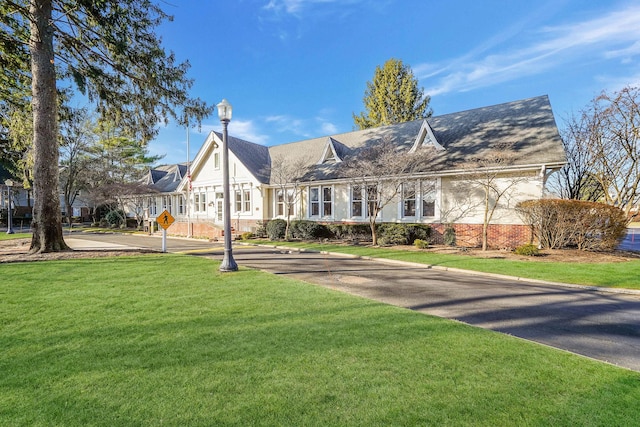 view of front facade with a front lawn