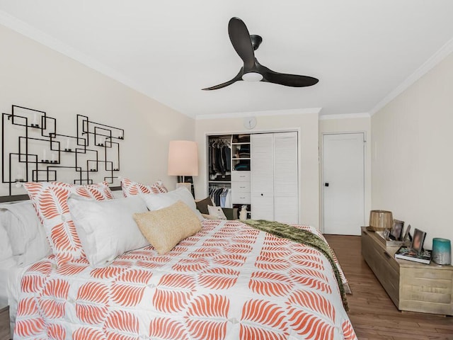 bedroom with hardwood / wood-style flooring, crown molding, ceiling fan, and a closet