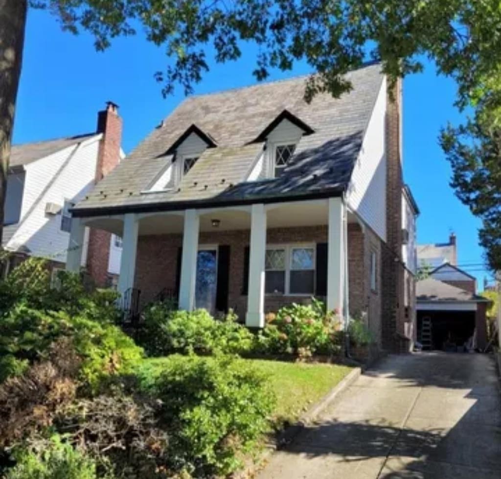 view of front of house with a porch