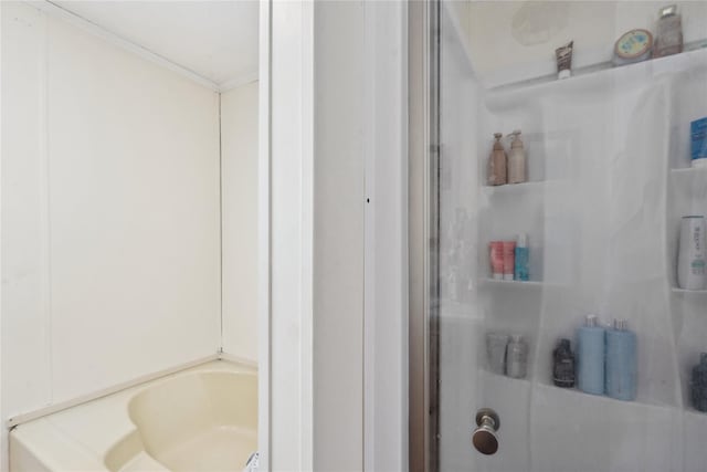 bathroom featuring ornamental molding and a bathtub