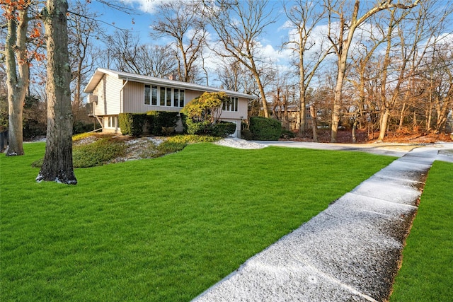 view of front of house featuring a front yard