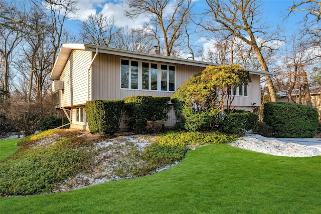 view of front of home featuring a front lawn