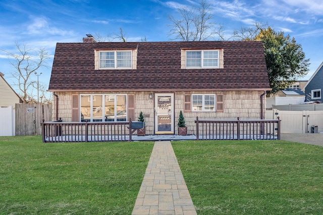 view of front of property featuring a front lawn