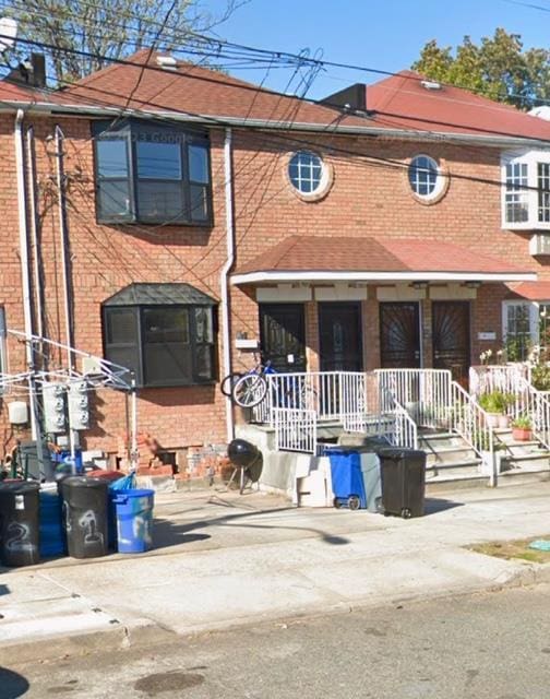 view of front of property featuring covered porch