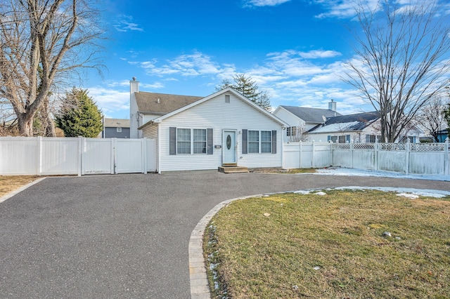 single story home with a front lawn